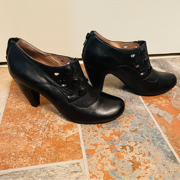 🎁Victorian Style Miz Mooz Leather Ankle Booties with Decorative Buttons! - Picture 11 of 16